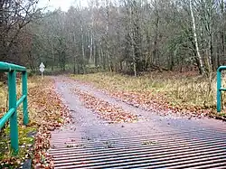 Pohled od brány k místům, kde stával v Dolní Novině kostel