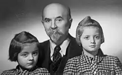 Se svými vnučkami Věrou a Růženou (dcerami syna Miroslava)