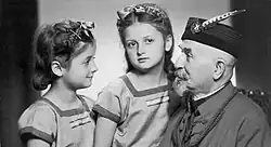 Se svými vnučkami Věrou a Růženou na sklonku života (dcerami syna Miroslava)