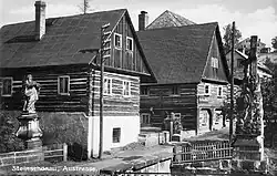 Na pohlednici z roku 1927 jsou i obě barokní sochy z roku 1735