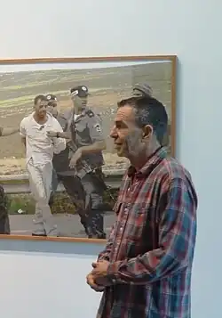 Oded Yedaya, na výstavě „Pink Fire“, březen 2012