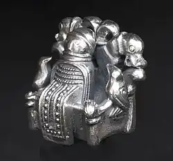 Ódin z Lejre – vzácná raně středověká soška postavy sedící na trůnu s dvěma havrany, Roskildské museum, Dánsko