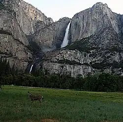 Pohled na Yosemitský vodopád z Yosemitského údolí