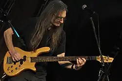 Pavel Barša jako baskytarista skupiny Odvážní bobříci