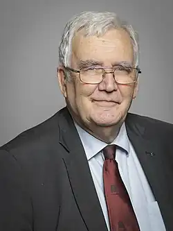 Oficiální portrét Jana Davida Simona, 3. vikomta Simona z roku 2019