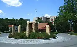 Kruhový objezd v centru Ohrazenice byl postaven ve stylu megalitů ze Stonehenge