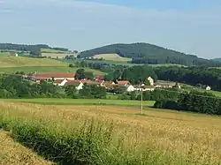 Pohled na Ohrazenice z východu, vlevo na kopci jsou viditelná boží muka