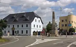 bývalý zájezdní hostinec „u Pyrámu” a kamenný rozcestník z roku 1813