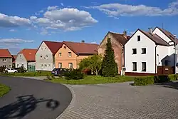 Domy na jihovýchodní straně návsi