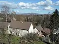 Dolní část obce (severovýchod), v pozadí hlavní hřeben Železných hor