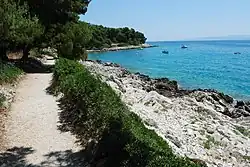 Typická pobřežní krajina ostrova, obec Okrug Gornji