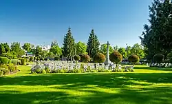 Bílý kříž a čestné pohřebiště vojáků Commonwealthu