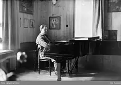 Olav Kielland hraje na piano, 1975