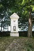 Výklenková kaplička u zajímavě opraveného stromu