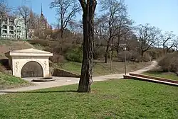 Park Studánka, po levé straně Fons salutis – Pramen zdraví