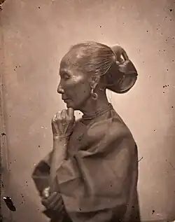 Old Chinese woman with elaborate hair style. John Thomson. Čína, 1869. The Wellcome Collection, Londýn