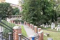 Pohled ke vstupu na hřbitov