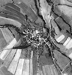 Letecký snímek vesnice z 50. let 20. století