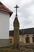 Kříž vedle návesní kaple