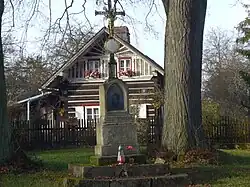 Boží muka na návsi, v pozadí čp. 22