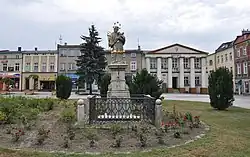 Rynek: socha Jana Nepomuckého a radnice