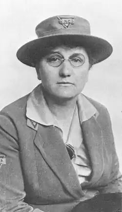 Olga Šťastná v uniformě YMCA (asi 1920)