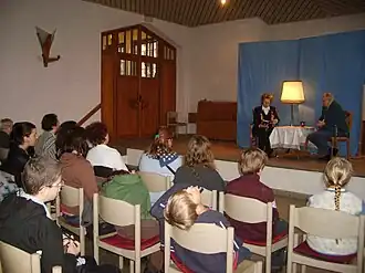 Pódium v západní (zadní) části kaple, autorské čtení Olgy Suchomelové