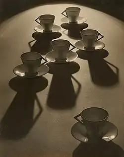 Olive Cotton: Tea cup ballet (Balet čajových šálků), 1935, protisvětlo vrhající stín směrem k divákovi vytváří dojem tance