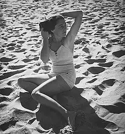 Fotografka Olive Cotton na pláži, asi 1930–1940
