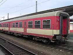 Vůz Btn753 ČD na konci soupravy ve stanici Olomouc hlavní nádraží v roce 2009
