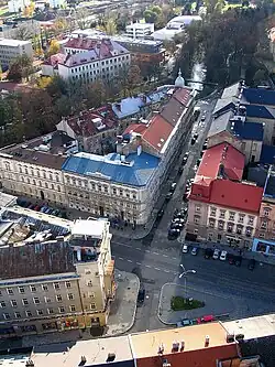 Pohled z katedrály sv. Václava na křížení ulic na místě bývalé vnitřní Hradské brány