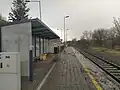 Pohled na nástupiště s přístřeškem