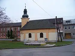 Olomouc-Nedvězí, kaple Nejsvětější Trojice, z boku.jpg