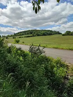 Pohled na Olověnský vrch z cesty k přehradě Barnovská