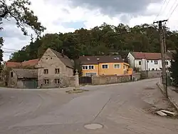 Křižovatka cest u železničního přejezdu