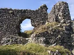 Východní stěna věže se vstupem