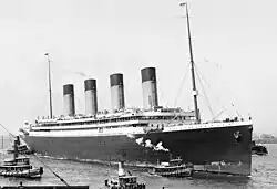 RMS Olympic připlouvající do New Yorku po své panenské cestě