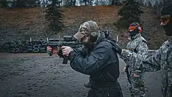 Na fotografii je zachycen Ondřej Havlíček v taktické výstroji na střelnici během střeleckého cvičení u Zásahové jednotky Krajského policejního ředitelství Královéhradeckého kraje. Tato fotografie vznikla během natáčení videa, ve kterém Havlíček absolvuje výběrové řízení k této jednotce.