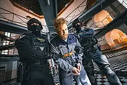 Fotografie zachycuje Ondřeje Havlíčka uvnitř Věznice Plzeň během natáčení dokumentárního videa o chodu této instituce. Havlíček zde natáčel ve spolupráci s Vězeňskou službou ČR.