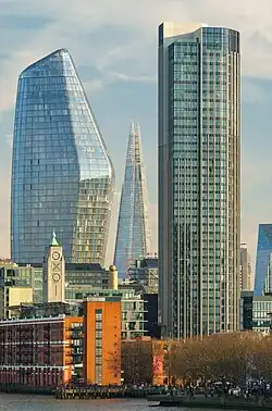 Pohled na One Blackfriars (vlevo), The Shard (v pozadí) a Southbank Tower (vpravo) z Waterloo Bridge v lednu 2019