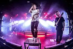 One Ok Rock v roce 2019 během vystoupení v Budapešti