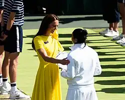 Vévodkyně Catherine předává tác poražené finalistce Džabúrové