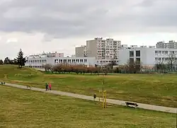 Pohled na Gymnázium Opatov z Centrálního parku