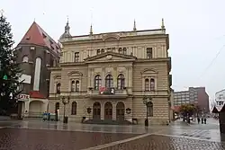 Opava, Slezské divadlo z Horního náměstí.jpg