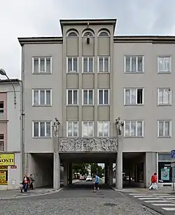 Průčelí průjezdu z Horního náměstí.