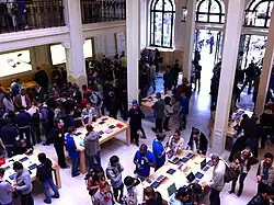 Pohled zevnitř na obchod v Paříži, Francie