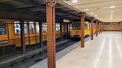 soupravy metra ve stanici