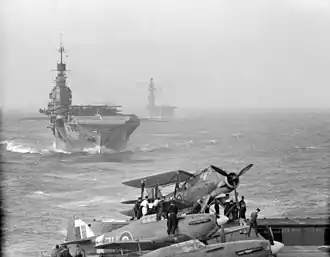 Britské letadlové lodě během Operace Pedestal. Foto je pořízeno z HMS Victorious, za ním pluje HMS Indomitable a zcela vzadu HMS Eagle.