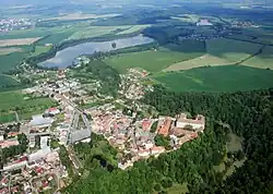 Město Opočno se zámkem, rybník Broumar, v dáli hřbet Chlumu