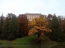 Pohled z parku na zámek